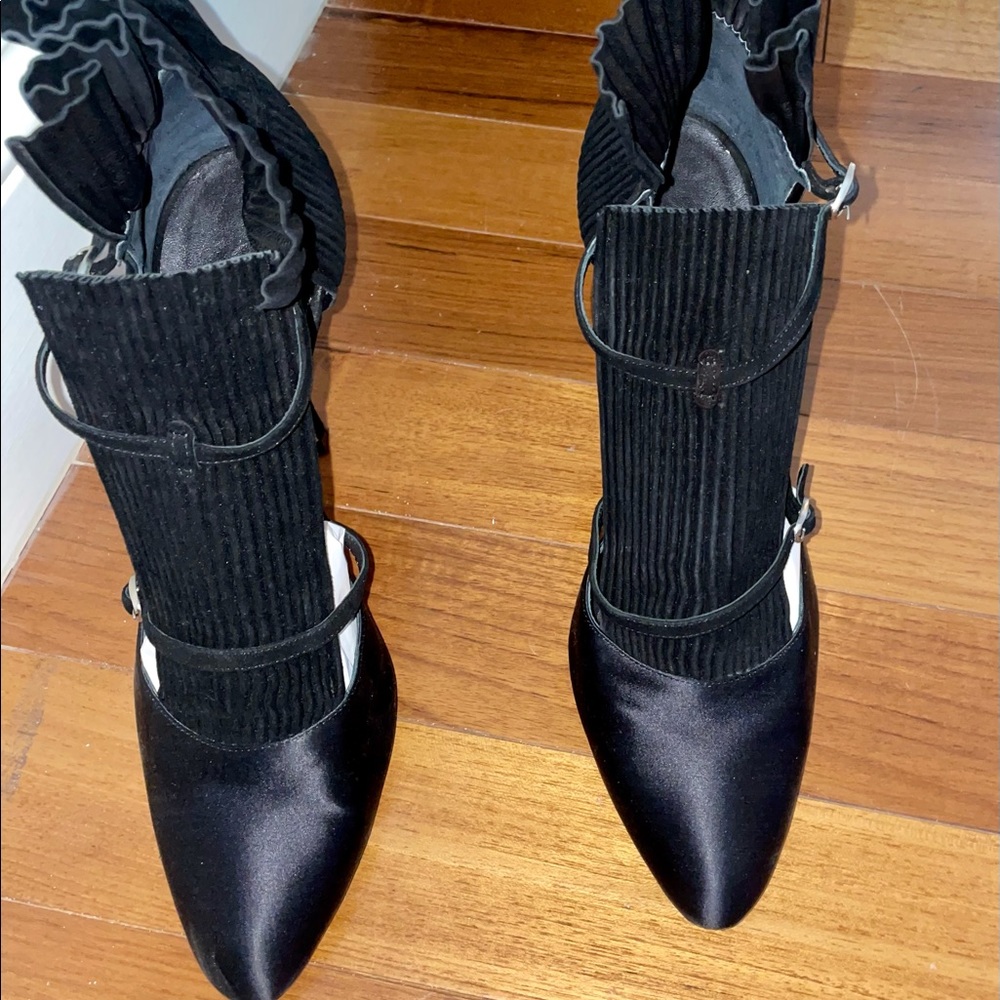 Authentic Manolo Blahnik Ruffled Pumps - Picture 7 of 10